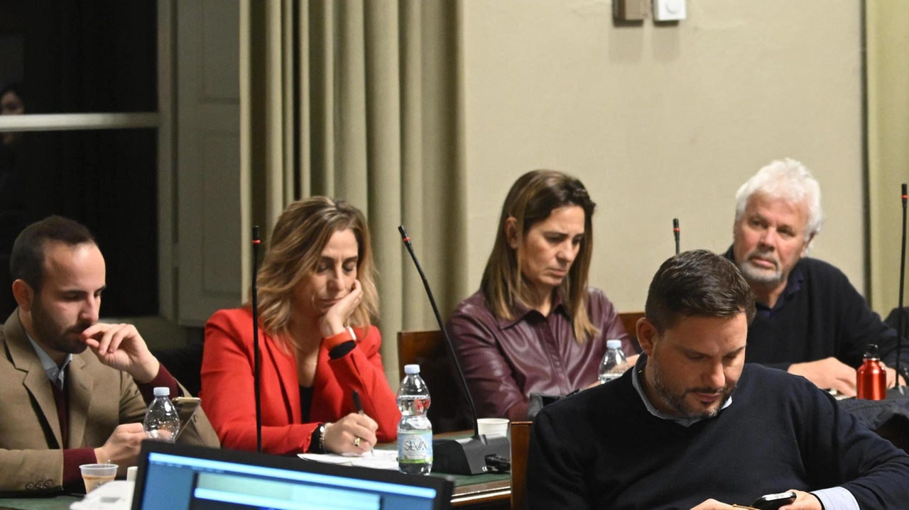 Il centrosinistra ribatte alla maggioranza: "Le risposte minacciose oltre a confermare il predominio di Difendere Lucca sulla giunta servono a coprire mancanze e insicurezze sempre più evidenti". Il centrosinistra ribatte alla maggioranza: "Le risposte minacciose oltre a confermare il predominio di Difendere Lucca sulla giunta servono a coprire mancanze e insicurezze sempre più evidenti".