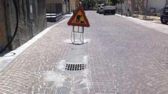 Una visuale della via Cenami, arteria centrale del capoluogo dove un tempo viveva il commercio locale Una visuale della via Cenami, arteria centrale del capoluogo dove un tempo viveva il commercio locale