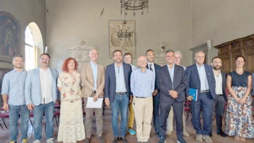 Nella foto scattata ieri mattina in Sala Maggiore, tutti i protagonisti della costituzione della prima Comunità Energetica Rinnovabile d’area vasta della provincia di Pistoia Nella foto scattata ieri mattina in Sala Maggiore, tutti i protagonisti della costituzione della prima Comunità Energetica Rinnovabile d’area vasta della provincia di Pistoia