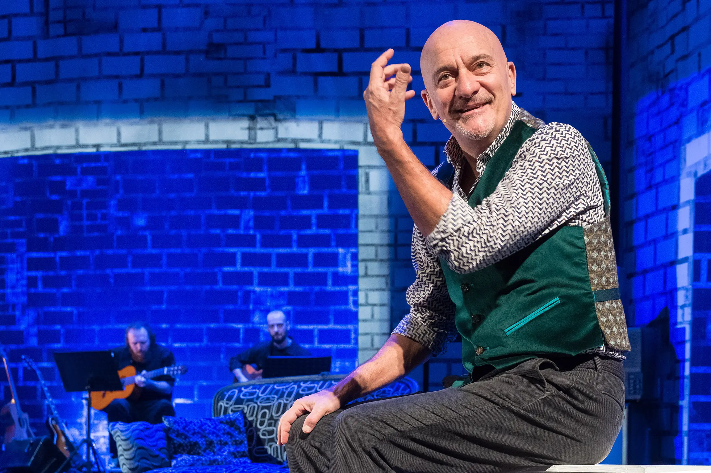 Sandra Bonzi e Claudio Bisio con i loro due libri a San Giovanni