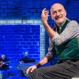 Sandra Bonzi e Claudio Bisio con i loro due libri a San Giovanni