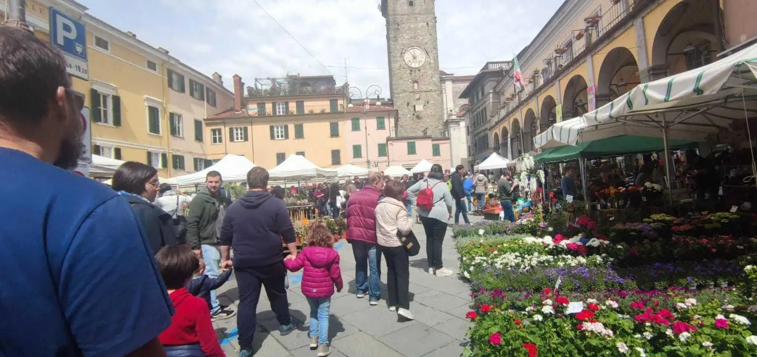 Bancarelfiore La città veste colori e profumi