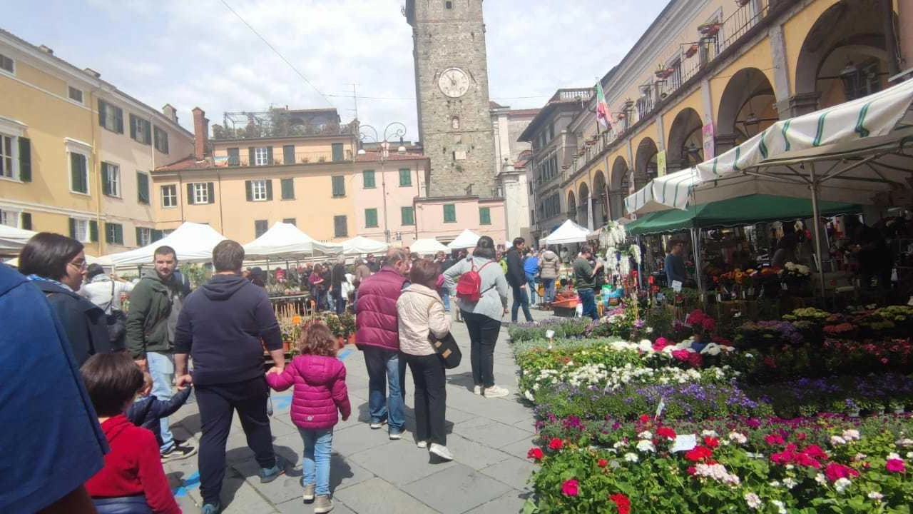 Pontremoli “invasa” per tre giorni, da domani a domenica, dagli stand di un centinaio di operatori del florovivaismo
