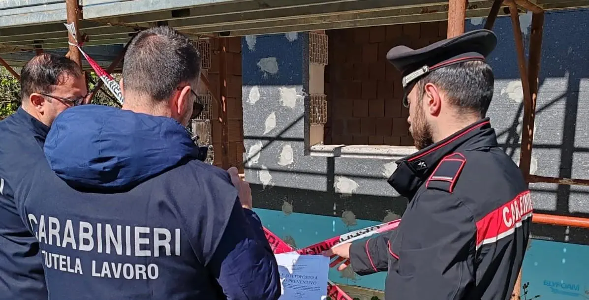 "Gravi carenze" nel cantiere. Due denunce e maxi multa