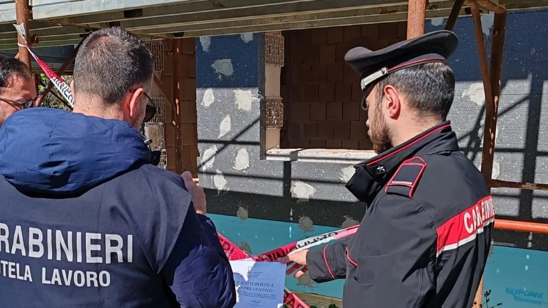 Un intervento del Nil (Nucleo ispettorato del lavoro) con i colleghi di Porta a Mare (. foto di repertorio