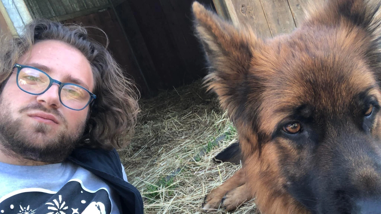 Una bellissima immagine di Alessio Gradassi con il suo cane pastore tedesco dal quale era praticamente inseparabile Una bellissima immagine di Alessio Gradassi con il suo cane pastore tedesco dal quale era praticamente inseparabile