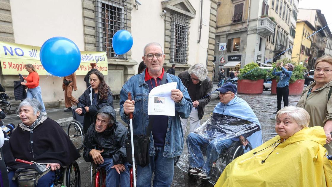 https://www.lanazione.it/image-service/view/acePublic/alias/contentid/ZjU0MjgxNTYtMzI2Yi00/0/disabilita-gravi-il-presidio-sotto-la-pioggia-contributi-assistenziali-piu-corposi-e-rapidi.jpeg?f=16:9&w=1200&h=630