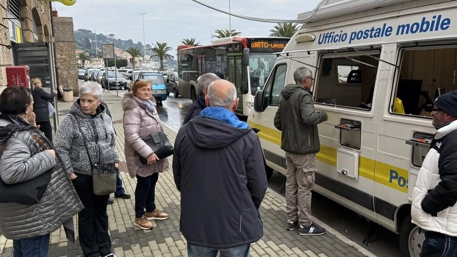 Il furgone di Poste Italiane utilizzato in questo periodo come ufficio mobile in attesa della conclusione dei lavori della sede sul Lungomare dei Navigatori Il furgone di Poste Italiane utilizzato in questo periodo come ufficio mobile in attesa della conclusione dei lavori della sede sul Lungomare dei Navigatori