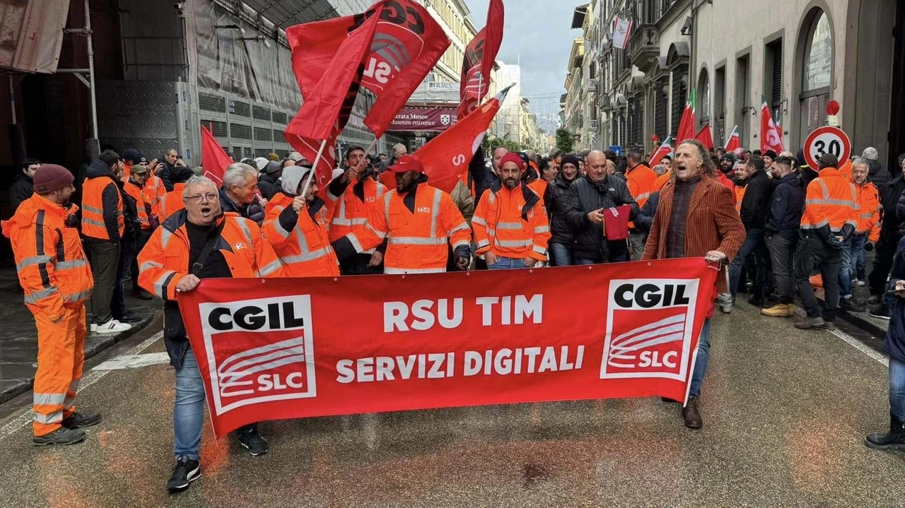 La manifestazione a Firenze dei lavoratori di Telco,. società di telecomunicazioni La manifestazione a Firenze dei lavoratori di Telco,. società di telecomunicazioni