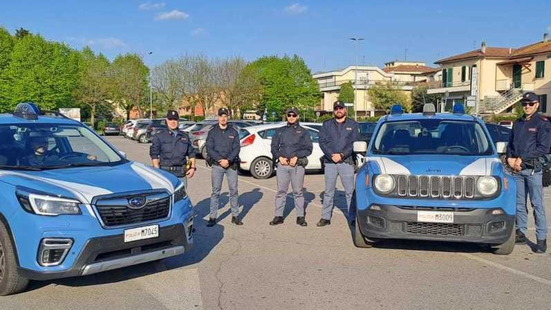 Un’operazione straordinaria del commissariato e reparto prevenzione crimine. Denunciato un uomo con coltello. I sindaci: "Lo Stato ha dimostrato di esserci".