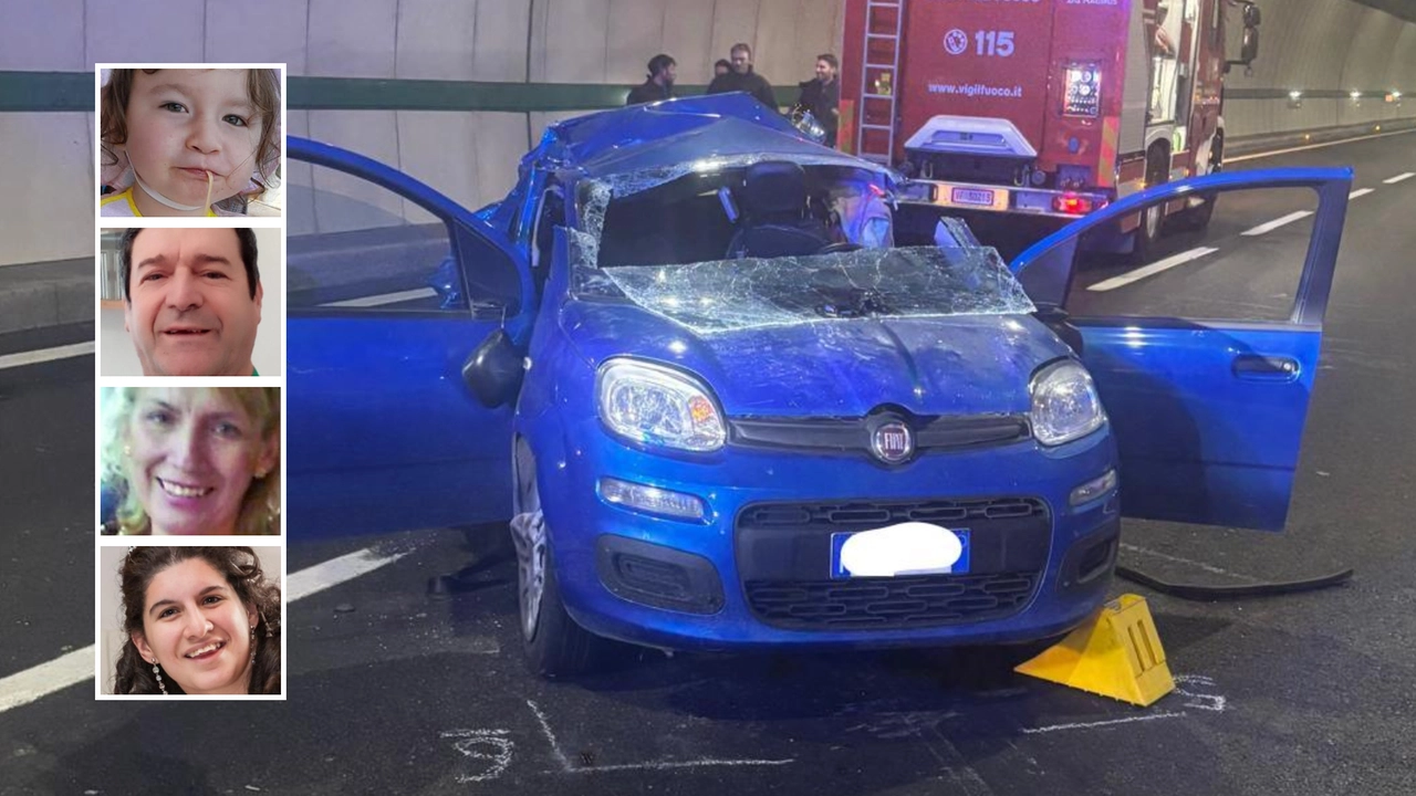 La Fiat Panda sulla quale viaggiava la famiglia che è stata travolta dal camion La Fiat Panda sulla quale viaggiava la famiglia che è stata travolta dal camion