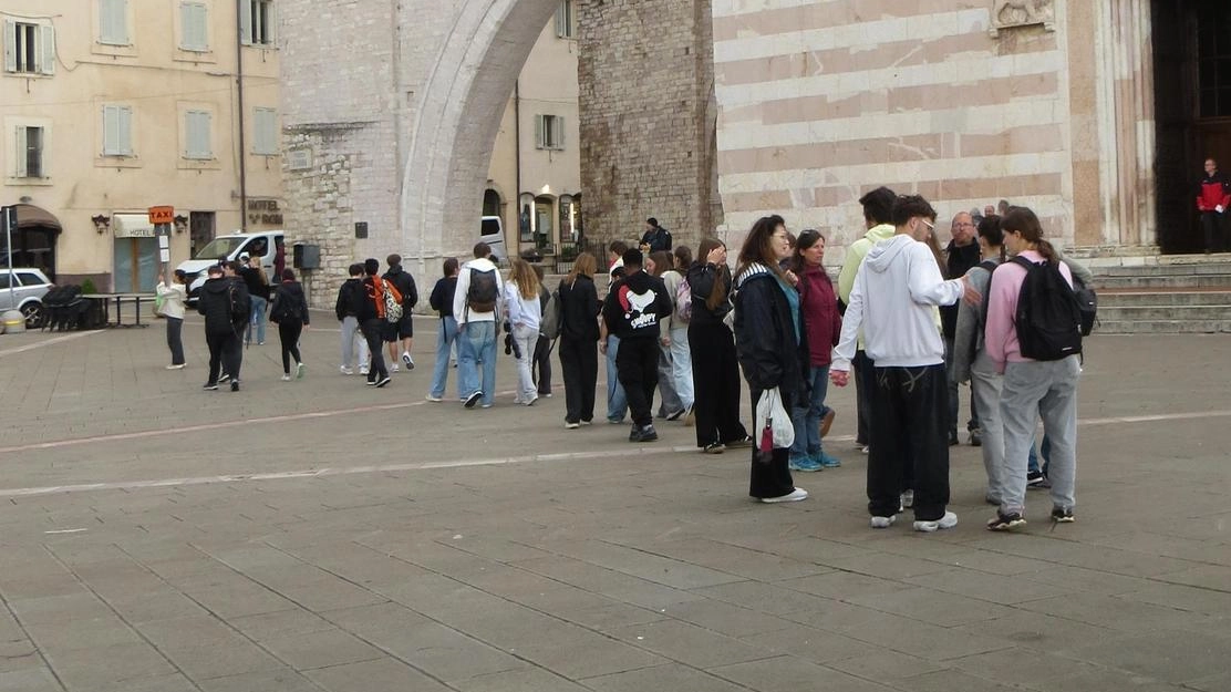Un gruppo di turisti ieri mattina in piazza Santa Chiara Nei prossimi giorni atteso il tutto esaurito