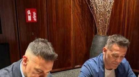 La firma (Foto Ternana Calcio) La firma (Foto Ternana Calcio)