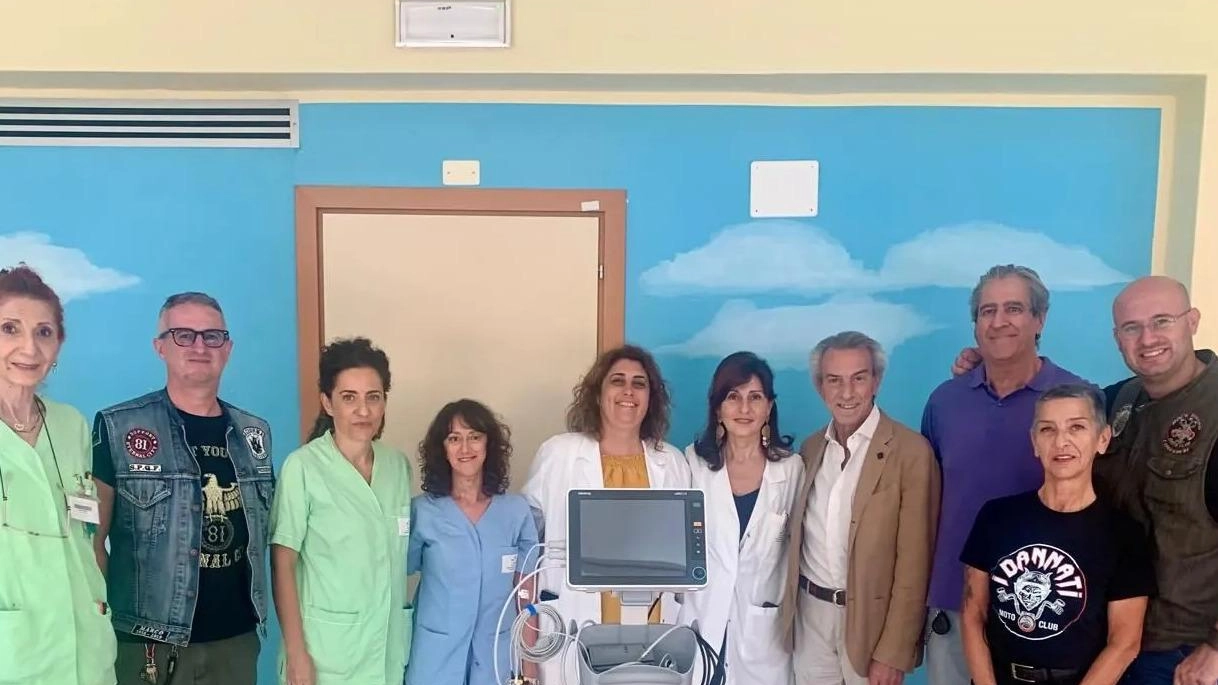 Importante donazione di un sofisticato monitor multiparametrico all'ospedale di Spoleto da parte dell'associazione "Ali bianche odv". Il prezioso strumento sarà utilizzato nel Day Hospital di oncologia per migliorare il monitoraggio dei pazienti. La generosità dei motociclisti umbri ha reso possibile questa donazione. Importante donazione di un sofisticato monitor multiparametrico all'ospedale di Spoleto da parte dell'associazione "Ali bianche odv". Il prezioso strumento sarà utilizzato nel Day Hospital di oncologia per migliorare il monitoraggio dei pazienti. La generosità dei motociclisti umbri ha reso possibile questa donazione.