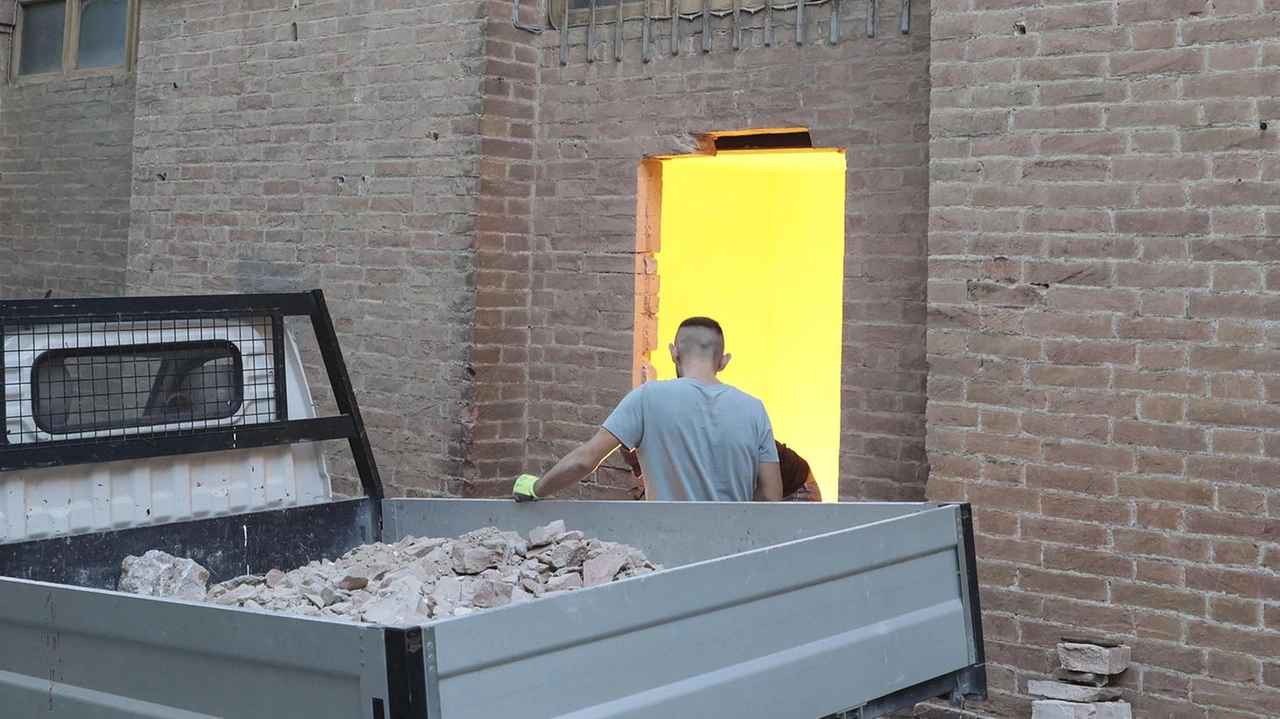 Sommario: L'assessore al Turismo di Siena prevede la fine dei lavori al cinema Nuovo Pendola entro il 15 novembre, ma la consigliera Pd esprime preoccupazione per la ripresa dell'attività. Sommario: L'assessore al Turismo di Siena prevede la fine dei lavori al cinema Nuovo Pendola entro il 15 novembre, ma la consigliera Pd esprime preoccupazione per la ripresa dell'attività.