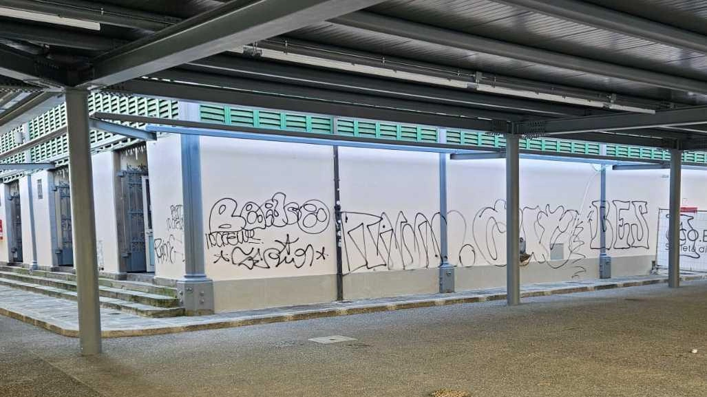 Ancora in corso i lavori di riqualificazione della struttura: le mura erano state tinteggiate da pochi giorni Ancora in corso i lavori di riqualificazione della struttura: le mura erano state tinteggiate da pochi giorni