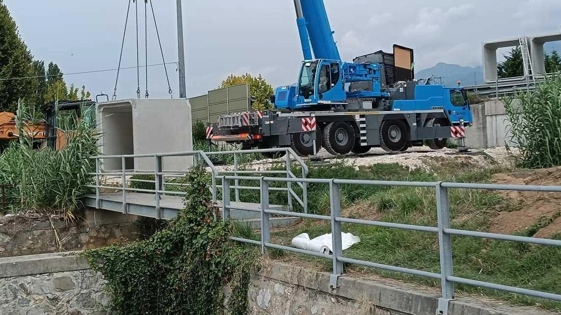 Le ditte incaricate dal Consorzio a lavoro su un tratto lungo circa 1,6 chilometri che riguarda essenzialmente il comune di Viareggio Le ditte incaricate dal Consorzio a lavoro su un tratto lungo circa 1,6 chilometri che riguarda essenzialmente il comune di Viareggio