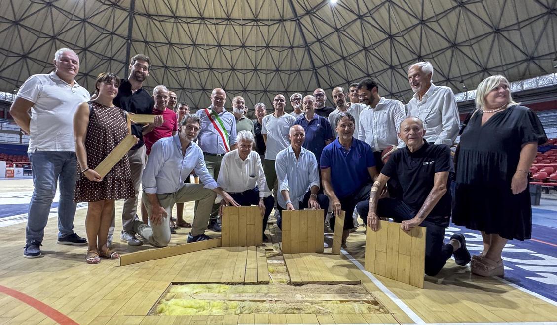 https://www.lanazione.it/image-service/view/acePublic/alias/contentid/ZjU2ODA5MjUtNjRkYS00/0/premiate-le-stelle-del-basket-il-parquet-come-ricordo-indelebile-portiamo-a-casa-pezzi-di-storia.jpeg?f=1.91:1&w=1200