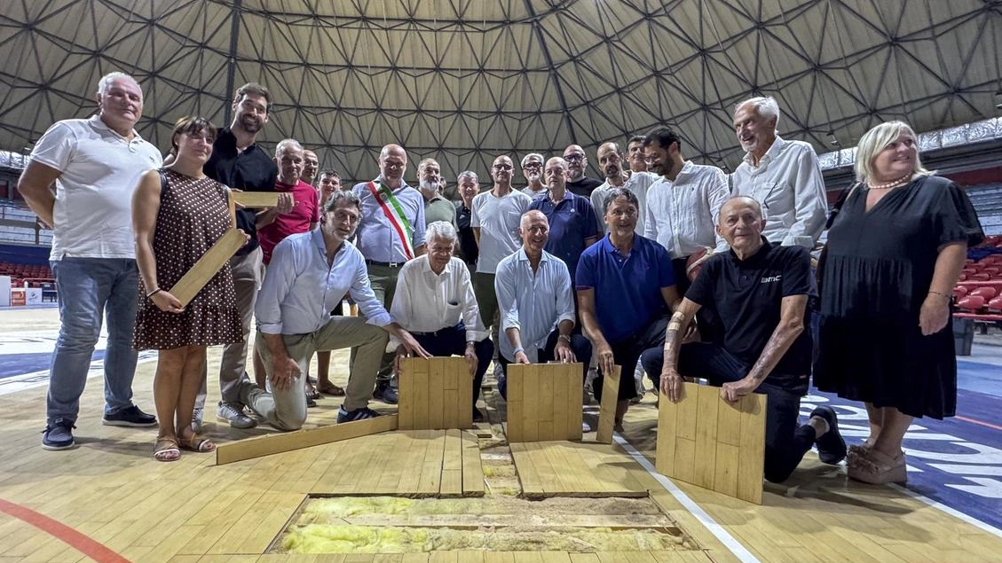 La giunta Del Rosso ha consegnato pezzi del parquet del PalaTerme ai personaggi del basket (Goiorani)