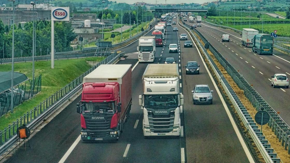 Autostrada e mezzi pesanti: le regole da rispettare per evitare incidenti Autostrada e mezzi pesanti: le regole da rispettare per evitare incidenti