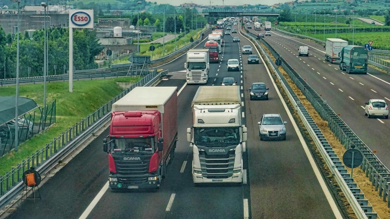 Un'autostrada su cui si vedono transitare alcuni mezzi pesanti (Foto di repertorio)