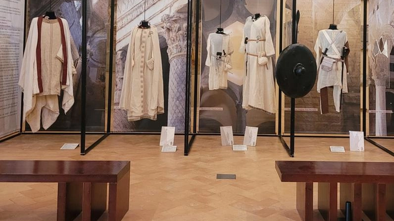 La mostra itinerante "Trame longobarde. Tra architetture e tessuti" sbarca a Spoleto, valorizzando la civiltà longobarda con abiti e tessuti artigianali e industriali. Inaugurazione oggi al Museo del Tessuto e del Costume. La mostra itinerante "Trame longobarde. Tra architetture e tessuti" sbarca a Spoleto, valorizzando la civiltà longobarda con abiti e tessuti artigianali e industriali. Inaugurazione oggi al Museo del Tessuto e del Costume.