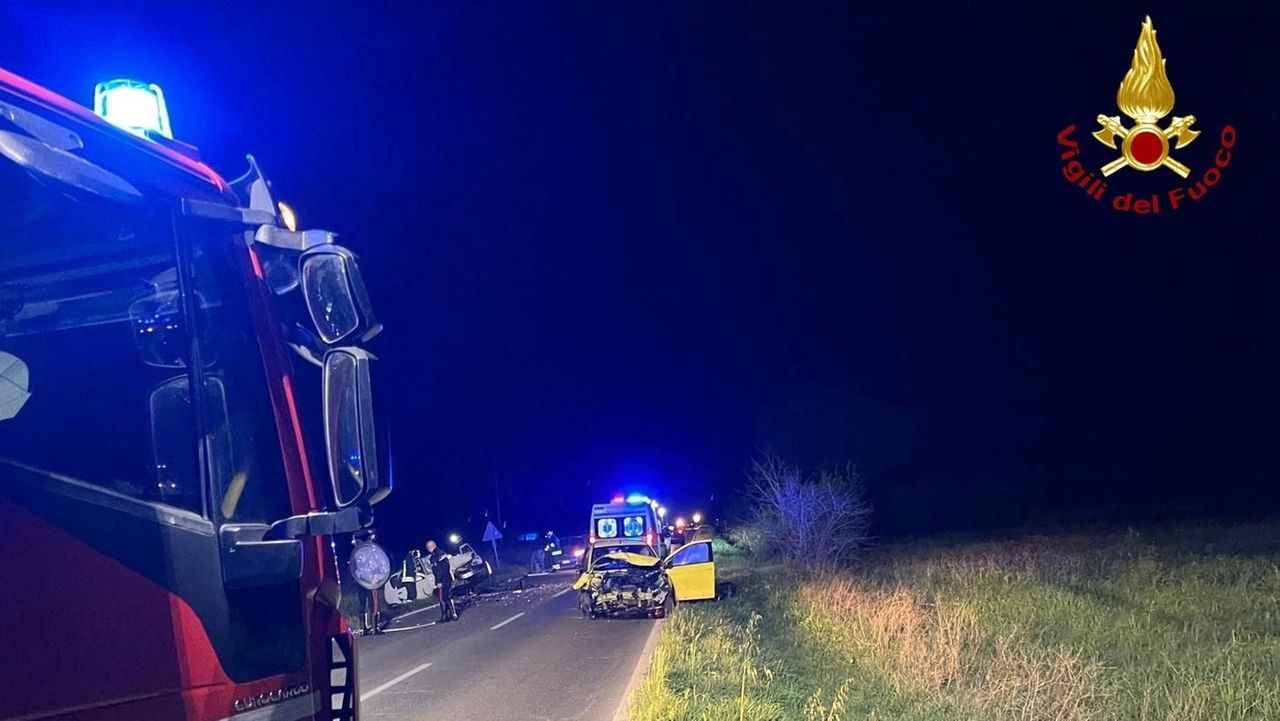 L'incidente stradale avvenuto nel tardo pomeriggio a Gavorrano (foto Vigili del Fuoco) L'incidente stradale avvenuto nel tardo pomeriggio a Gavorrano (foto Vigili del Fuoco)