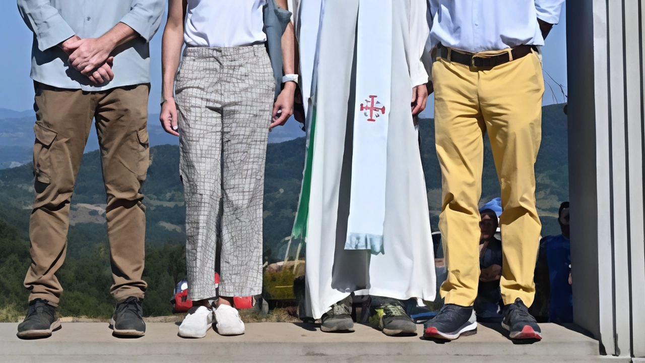 Il monte Gazzaro nell'Appennino mugellano diventa meta per escursionisti grazie ai interventi di volontari per valorizzarlo, tra cui un controverso portale in pietra serena. Il monte Gazzaro nell'Appennino mugellano diventa meta per escursionisti grazie ai interventi di volontari per valorizzarlo, tra cui un controverso portale in pietra serena.