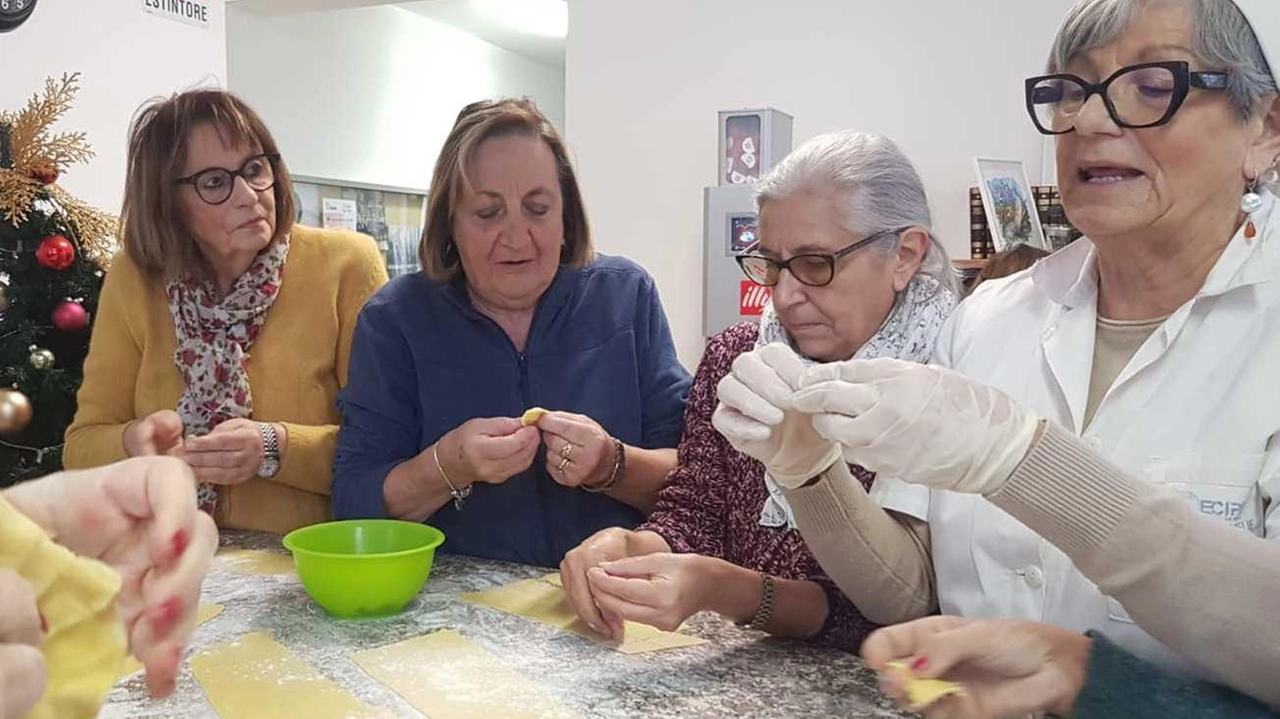 Le molte attività dell’associazione a favore non solo degli anziani ma anche dei ragazzi in difficoltà Le molte attività dell’associazione a favore non solo degli anziani ma anche dei ragazzi in difficoltà