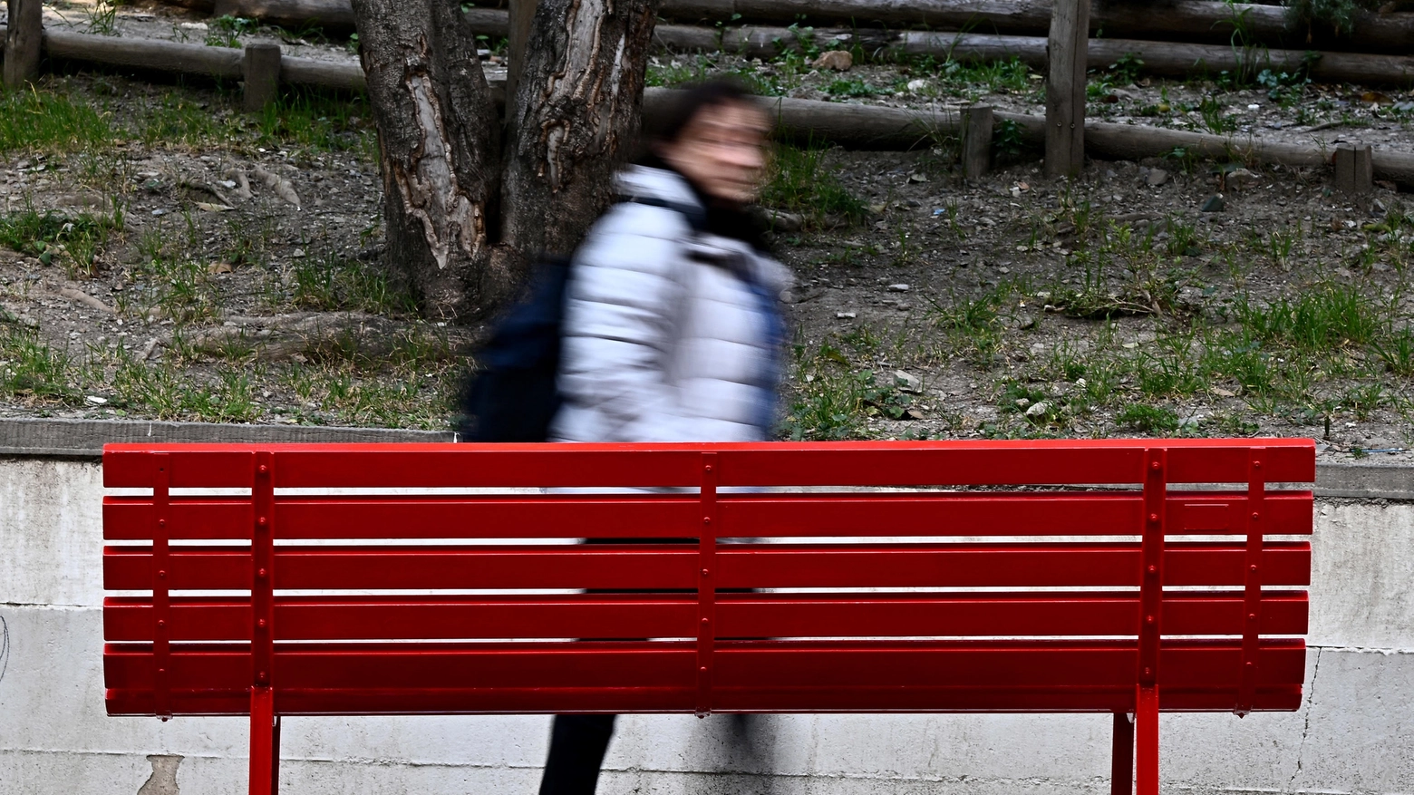 Panchina rossa, simbolo contro la violenza sulle donne (Foto Ansa)