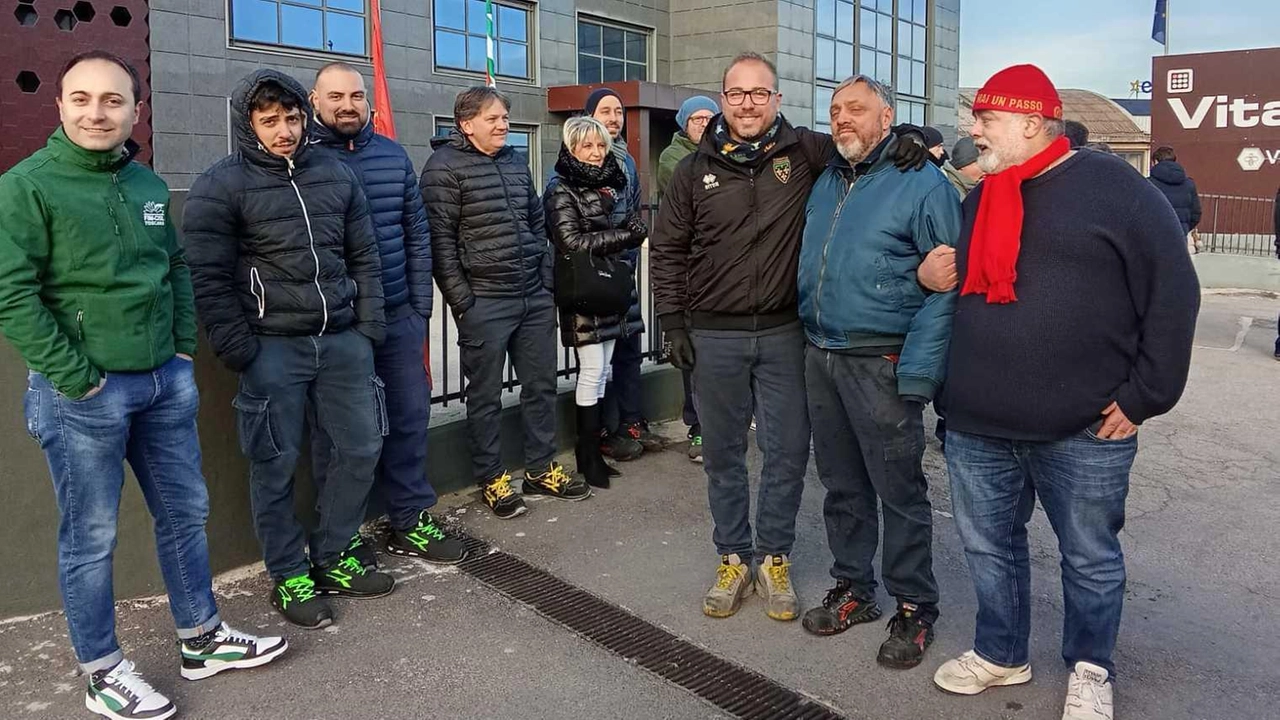 Il presidio dei lavoratori Vitap davanti all’ingresso dell’azienda. La trattativa va avanti Il presidio dei lavoratori Vitap davanti all’ingresso dell’azienda. La trattativa va avanti