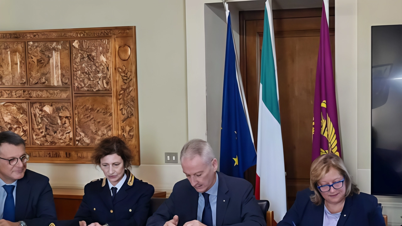 La firma dell’accordo col questore di Firenze Auriemma e la presidente Gallerini La firma dell’accordo col questore di Firenze Auriemma e la presidente Gallerini
