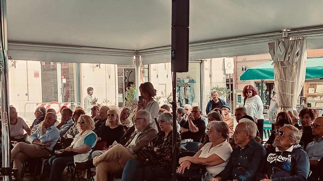 https://www.lanazione.it/image-service/view/acePublic/alias/contentid/ZjU5OTEzYTEtZWM1ZC00/0/la-magia-dei-libri-per-strada-si-fonde-con-i-tolkien-studies-days.jpeg?f=16:9&w=1200&h=630