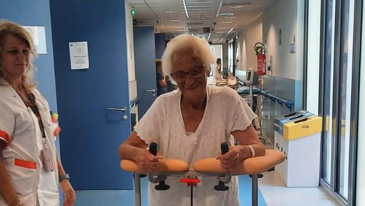 Operata a 101 anni per una frattura al femore: Velia torna in piedi e cammina con i fisioterapisti Operata a 101 anni per una frattura al femore: Velia torna in piedi e cammina con i fisioterapisti