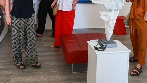 Il progetto vedrà la collocazione di installazioni nelle vetrine dei fondi sfitti Il progetto vedrà la collocazione di installazioni nelle vetrine dei fondi sfitti