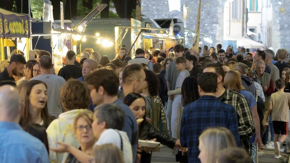 ultimo atto di foodampstreet assalto agli stand di porta fiorentina da Lanazione.it ultimo atto di foodampstreet assalto agli stand di porta fiorentina
