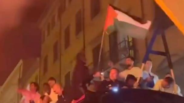 La bandiera della Palestina sul pullman del Pisa