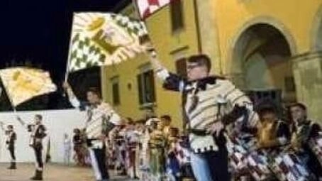 Stasera alle ore 21,15 dopo il corteo storico, si terrà lo spettacolo in Piazza Grande con i gruppi di sbandieratori ospiti, dai campioni in carica della Federazione Italiana Sbandieratori, la Contrada San Luca di Ferrara e gli sbandieratori Città di Foligno