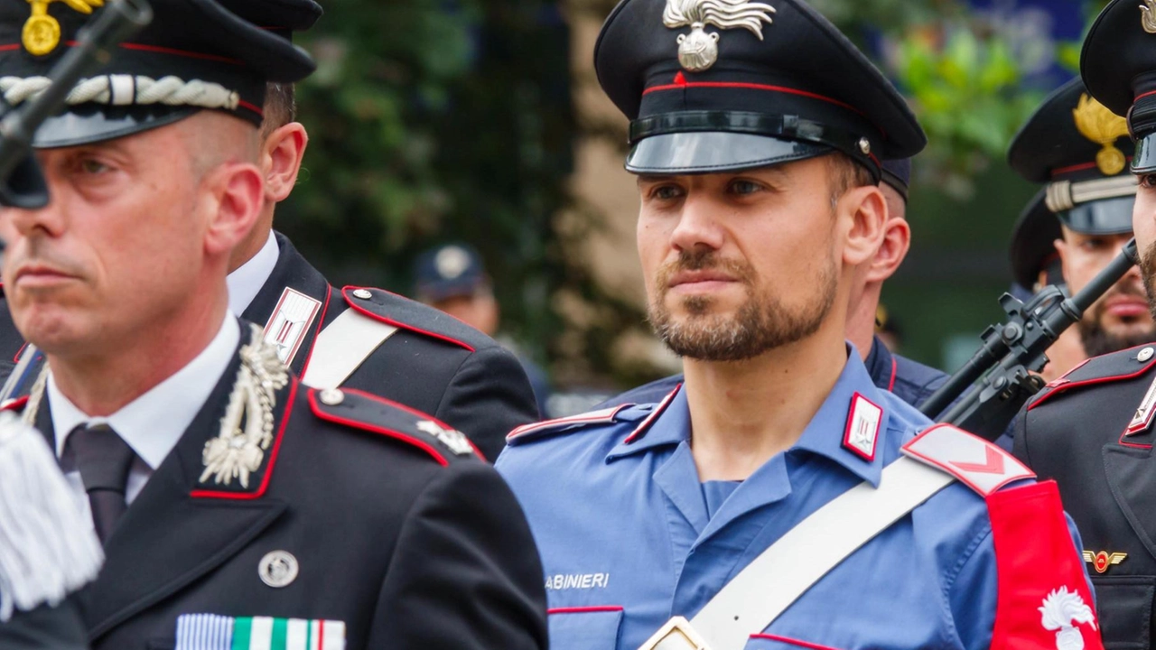 Militari dell’Arma esibiscono orgogliosi la divisa Militari dell’Arma esibiscono orgogliosi la divisa