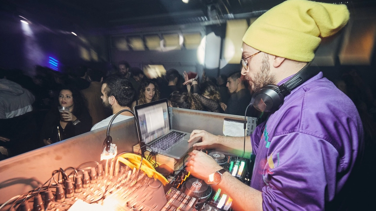 Umberto Innocenti, titolare dell’8bit Art Lab e all’evenienza anche disk-jockey Umberto Innocenti, titolare dell’8bit Art Lab e all’evenienza anche disk-jockey