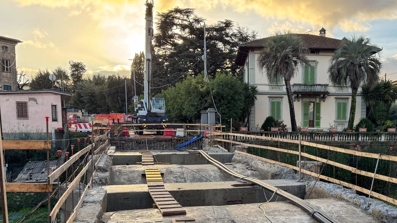 I lavori per la messa in sicurezza del ponte di Ponte all’Abate sono iniziati il 18 giugno 2024 e andranno avanti fino a fine aprile. Per il 16 intanto la Provincia ha dato l’ok per la riapertura alle auto con senso unico alternato