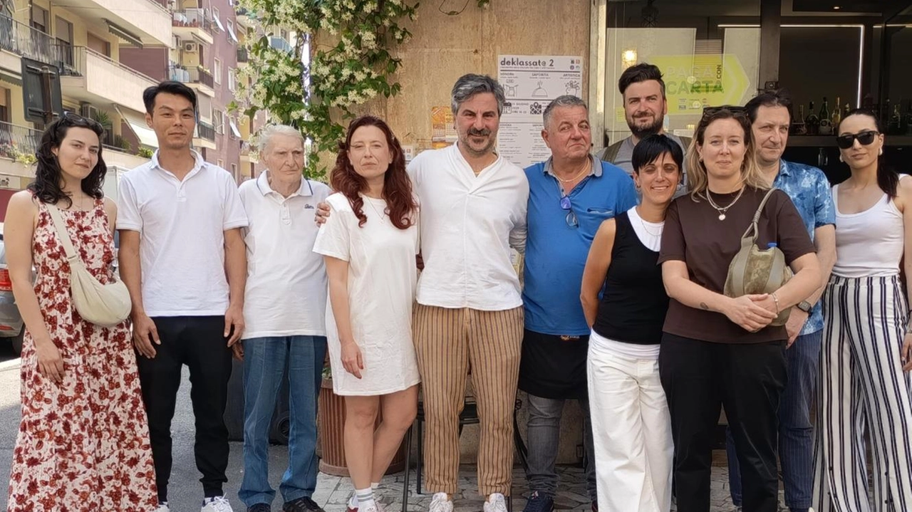 Luca Cortina con rappresentanti di associazioni e negozi che partecipano alla festa Luca Cortina con rappresentanti di associazioni e negozi che partecipano alla festa