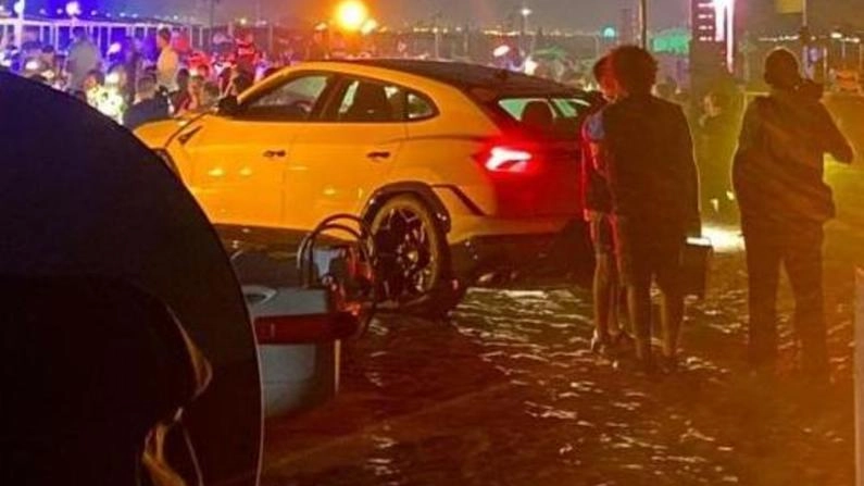La Lamborghini Urus finita a una festa sulla spiaggia in Versilia La Lamborghini Urus finita a una festa sulla spiaggia in Versilia