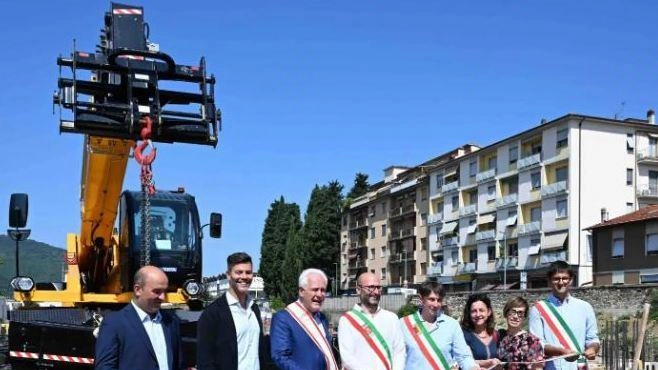 I sindaci entusiasti: "Un’infrastruttura strategica per la sanità del territorio". Il governatore Giani: "Con questo intervento si rigenera anche un’area urbana". I sindaci entusiasti: "Un’infrastruttura strategica per la sanità del territorio". Il governatore Giani: "Con questo intervento si rigenera anche un’area urbana".