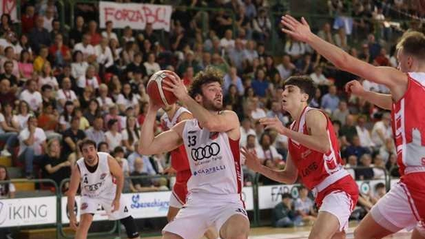 Un tentativo sotto la plancia di Trentin, con Drocker che segue l’azione sullo sfondo. La generosità del Bcl non è bastata Un tentativo sotto la plancia di Trentin, con Drocker che segue l’azione sullo sfondo. La generosità del Bcl non è bastata