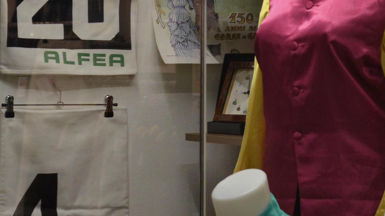 A sinistra la vetrina di VLab Vintage e. a destra quella della pasticceria Frangioni: sono 27 in tutto, dal centro al Litorale, i locali che espongono oggetti legati al mondo dell’ippica A sinistra la vetrina di VLab Vintage e. a destra quella della pasticceria Frangioni: sono 27 in tutto, dal centro al Litorale, i locali che espongono oggetti legati al mondo dell’ippica