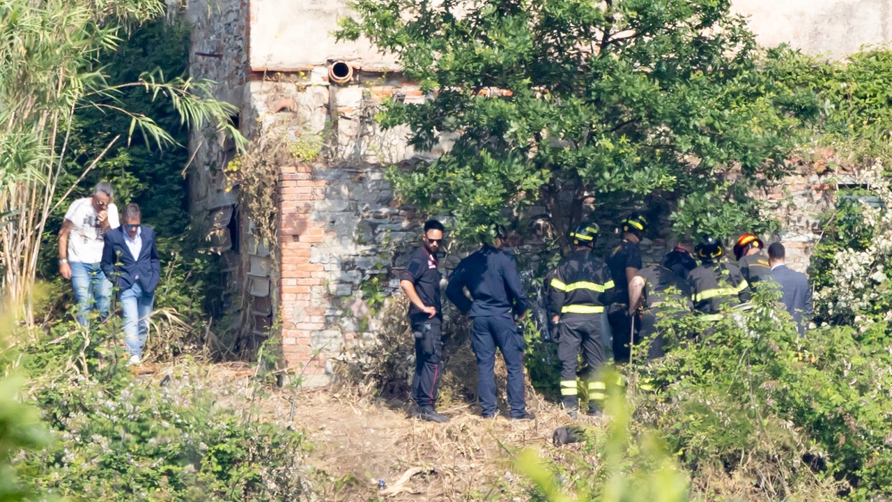 Unità cinofile e Vigili del fuoco al casolare di Via delle Panteraie per cercare eventuali nuove vittime di Vasile Frumuzache Unità cinofile e Vigili del fuoco al casolare di Via delle Panteraie per cercare eventuali nuove vittime di Vasile Frumuzache