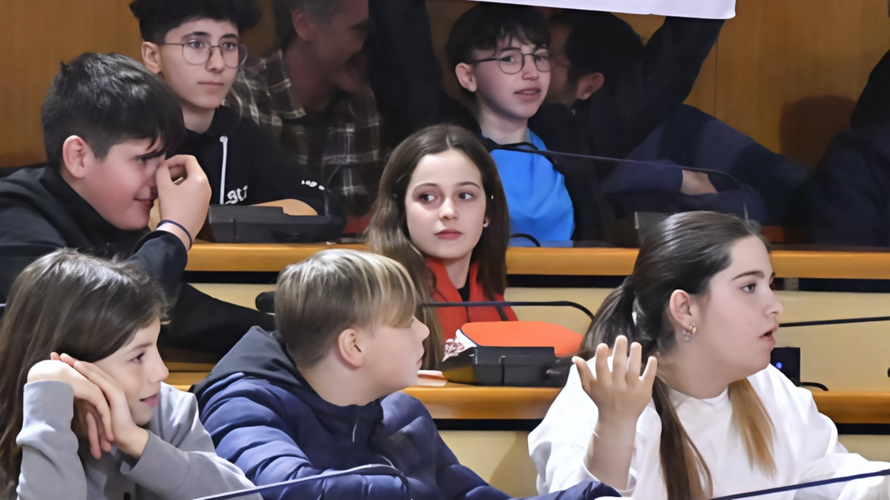 Studenti della ‘Parini’ all’incontro in consiglio comunale sulla chiusura della scuola Studenti della ‘Parini’ all’incontro in consiglio comunale sulla chiusura della scuola
