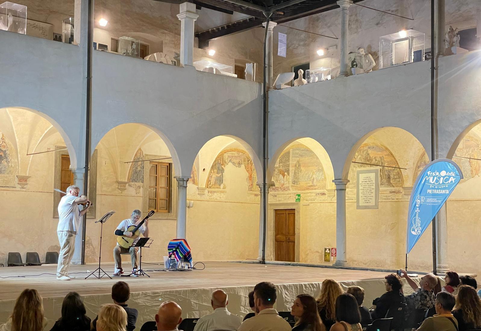 La Festa della Musica a Pietrasanta. Ensemble giovanili, cori e band. La passeggiata celebra anche l’arte La Festa della Musica a Pietrasanta. Ensemble giovanili, cori e band. La passeggiata celebra anche l’arte