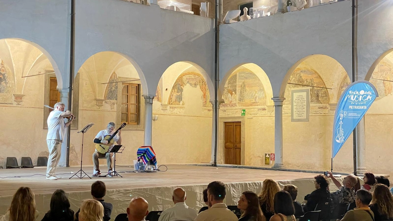 L’esibizione di. chitarra e violino che si è svolto nella scorsa edizione L’esibizione di. chitarra e violino che si è svolto nella scorsa edizione